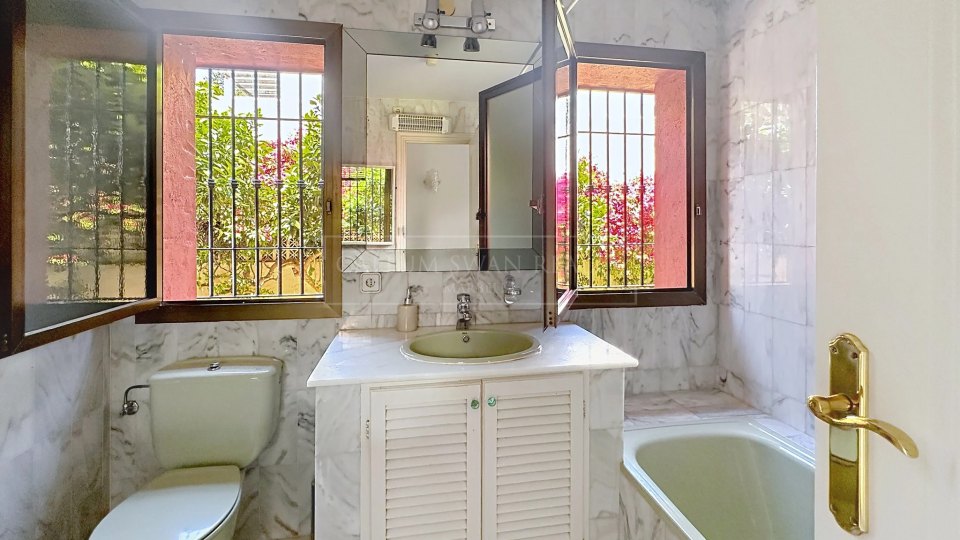 Nueva Andalucia, Charming Andalusian three-bedroom Villa with Private Pool and Garden in Prime Nueva Andalucía Location