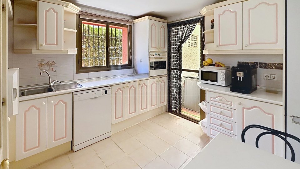 Nueva Andalucia, Charming Andalusian three-bedroom Villa with Private Pool and Garden in Prime Nueva Andalucía Location