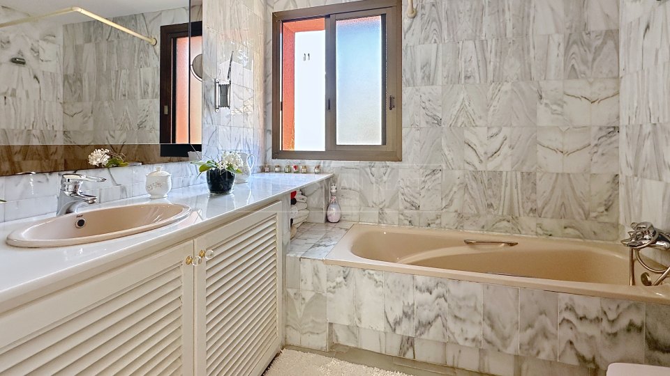 Nueva Andalucia, Charming Andalusian three-bedroom Villa with Private Pool and Garden in Prime Nueva Andalucía Location