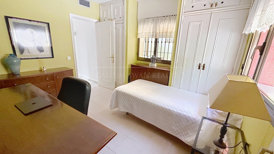 Nueva Andalucia, Charming Andalusian three-bedroom Villa with Private Pool and Garden in Prime Nueva Andalucía Location