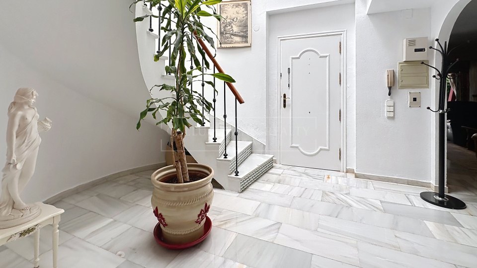 Nueva Andalucia, Charming Andalusian three-bedroom Villa with Private Pool and Garden in Prime Nueva Andalucía Location