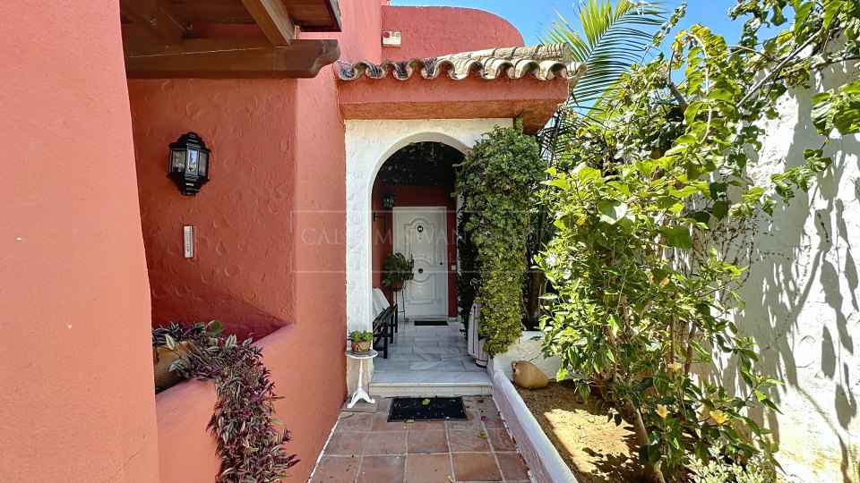 Nueva Andalucia, Charming Andalusian three-bedroom Villa with Private Pool and Garden in Prime Nueva Andalucía Location