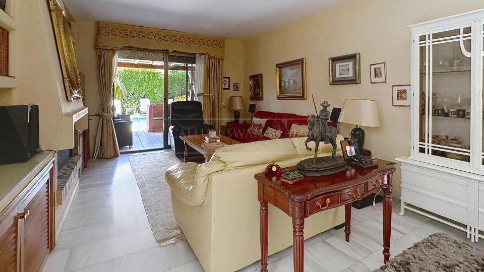 Nueva Andalucia, Charming Andalusian three-bedroom Villa with Private Pool and Garden in Prime Nueva Andalucía Location