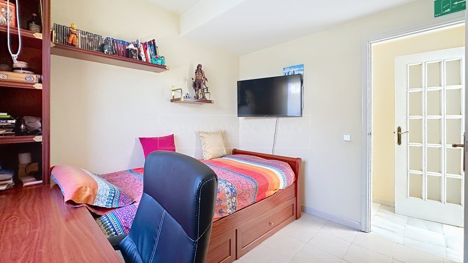 Nueva Andalucia, Charming Andalusian three-bedroom Villa with Private Pool and Garden in Prime Nueva Andalucía Location