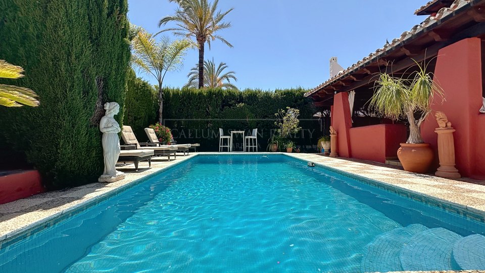 Nueva Andalucia, Charming Andalusian three-bedroom Villa with Private Pool and Garden in Prime Nueva Andalucía Location