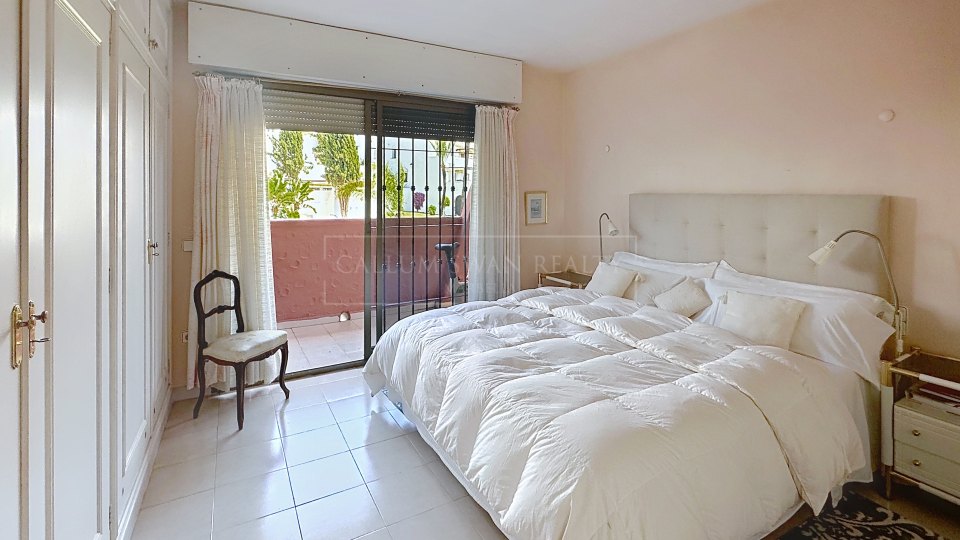 Nueva Andalucia, Charming Andalusian three-bedroom Villa with Private Pool and Garden in Prime Nueva Andalucía Location