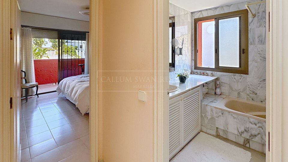 Nueva Andalucia, Charming Andalusian three-bedroom Villa with Private Pool and Garden in Prime Nueva Andalucía Location