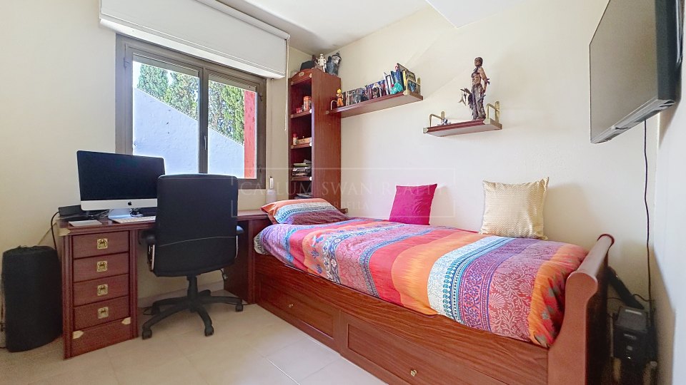 Nueva Andalucia, Charming Andalusian three-bedroom Villa with Private Pool and Garden in Prime Nueva Andalucía Location