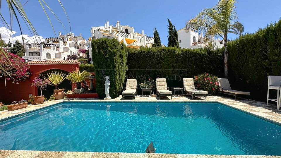 Nueva Andalucia, Charming Andalusian three-bedroom Villa with Private Pool and Garden in Prime Nueva Andalucía Location