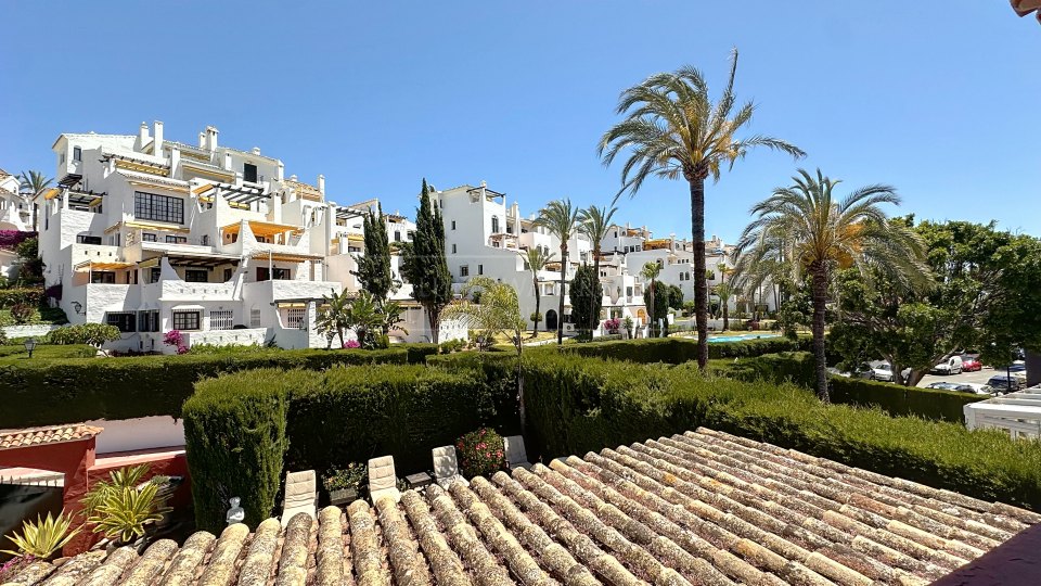 Nueva Andalucia, Charming Andalusian three-bedroom Villa with Private Pool and Garden in Prime Nueva Andalucía Location