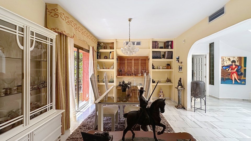 Nueva Andalucia, Charming Andalusian three-bedroom Villa with Private Pool and Garden in Prime Nueva Andalucía Location