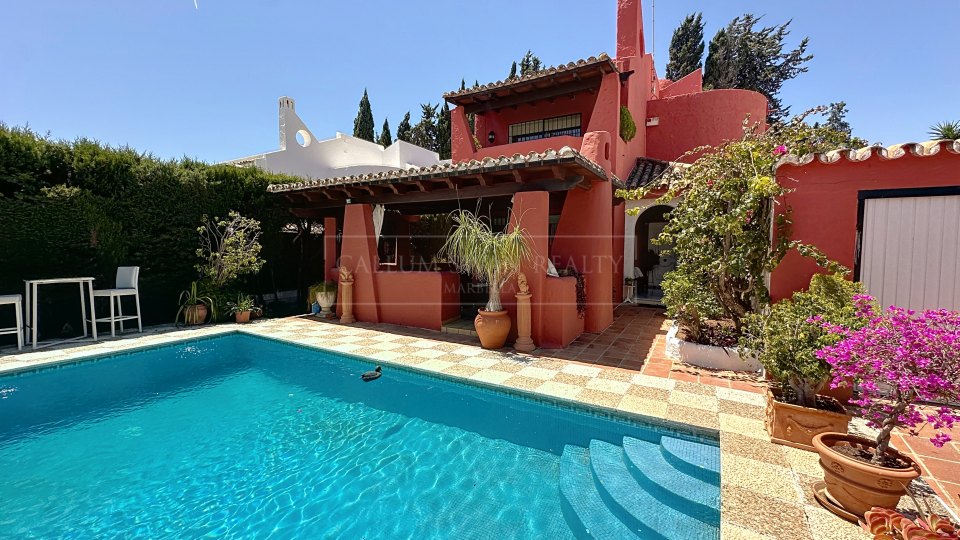 Nueva Andalucia, Charming Andalusian three-bedroom Villa with Private Pool and Garden in Prime Nueva Andalucía Location