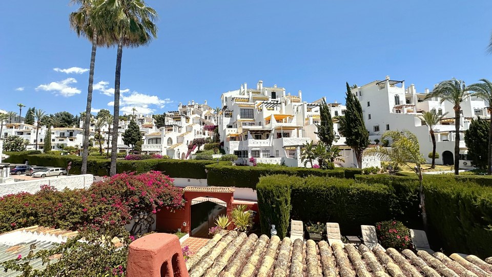 Nueva Andalucia, Charming Andalusian three-bedroom Villa with Private Pool and Garden in Prime Nueva Andalucía Location