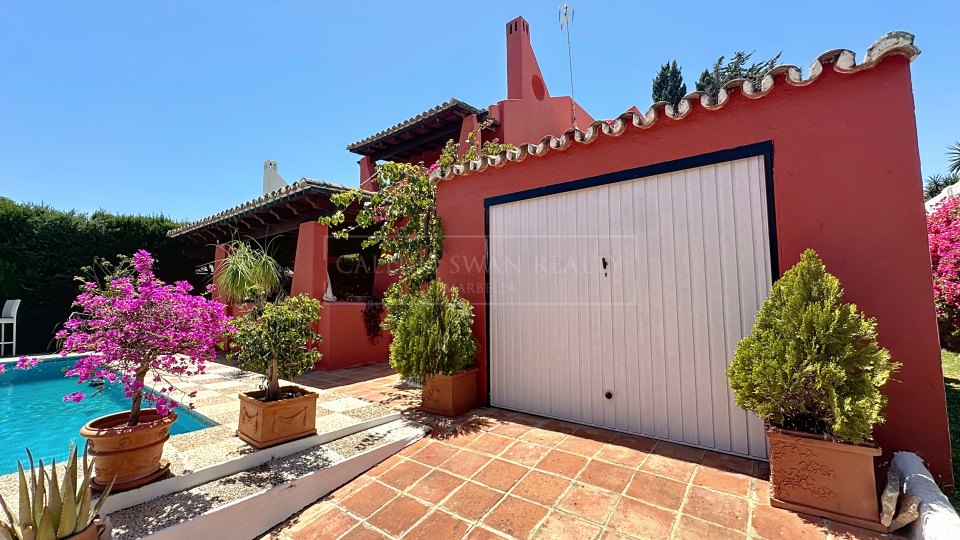 Nueva Andalucia, Charming Andalusian three-bedroom Villa with Private Pool and Garden in Prime Nueva Andalucía Location
