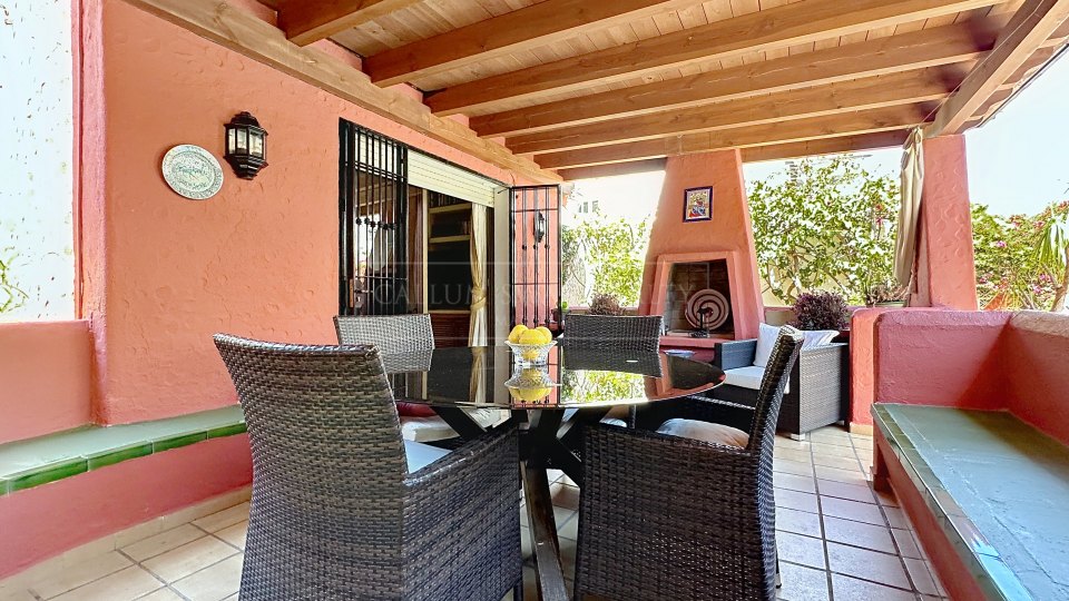 Nueva Andalucia, Charming Andalusian three-bedroom Villa with Private Pool and Garden in Prime Nueva Andalucía Location