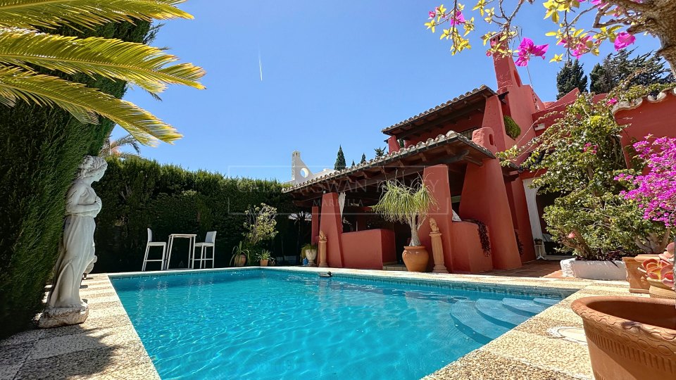 Nueva Andalucia, Charming Andalusian three-bedroom Villa with Private Pool and Garden in Prime Nueva Andalucía Location