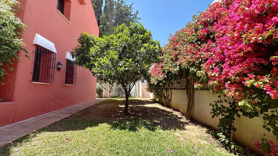 Nueva Andalucia, Charming Andalusian three-bedroom Villa with Private Pool and Garden in Prime Nueva Andalucía Location