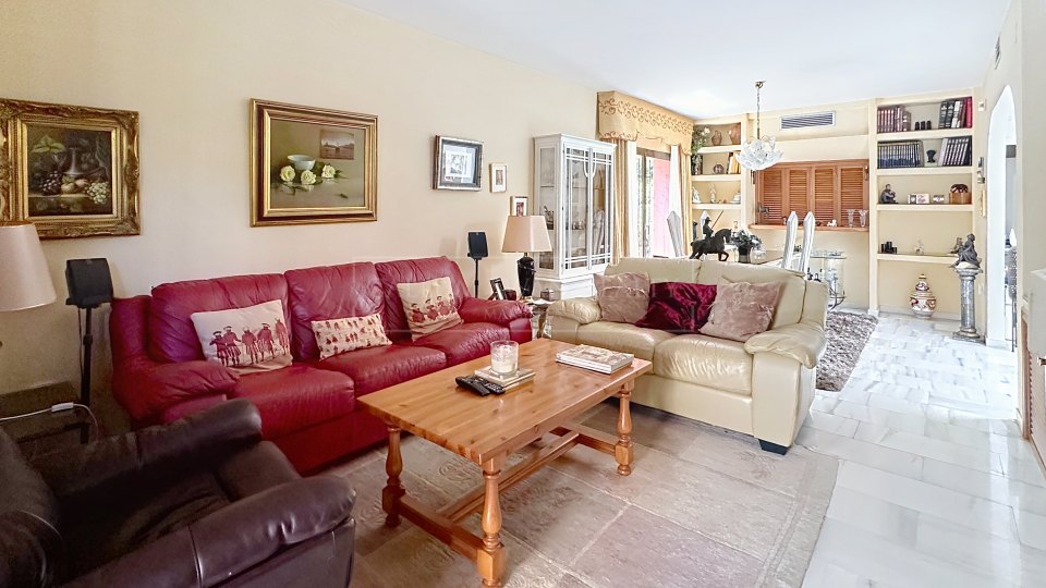 Nueva Andalucia, Charming Andalusian three-bedroom Villa with Private Pool and Garden in Prime Nueva Andalucía Location