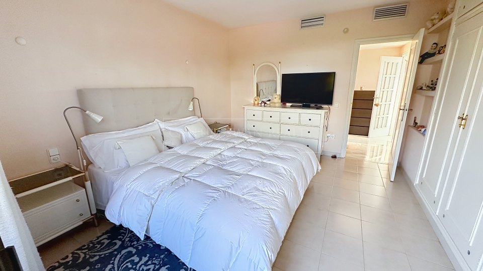 Nueva Andalucia, Charming Andalusian three-bedroom Villa with Private Pool and Garden in Prime Nueva Andalucía Location