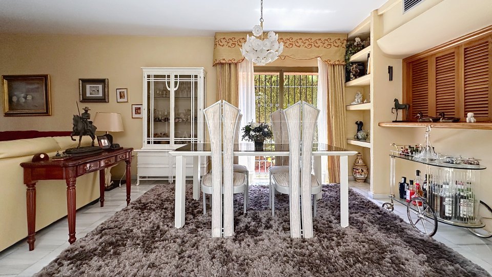 Nueva Andalucia, Charming Andalusian three-bedroom Villa with Private Pool and Garden in Prime Nueva Andalucía Location