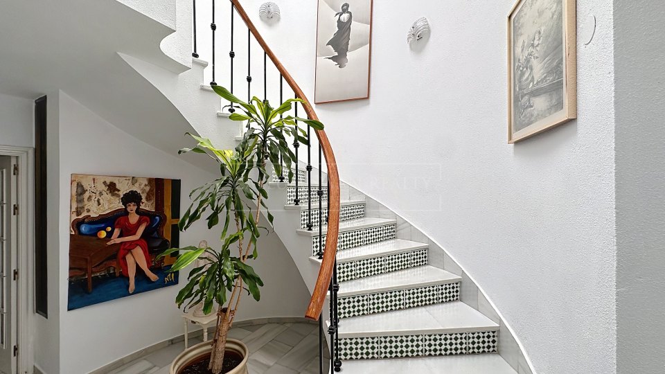 Nueva Andalucia, Charming Andalusian three-bedroom Villa with Private Pool and Garden in Prime Nueva Andalucía Location