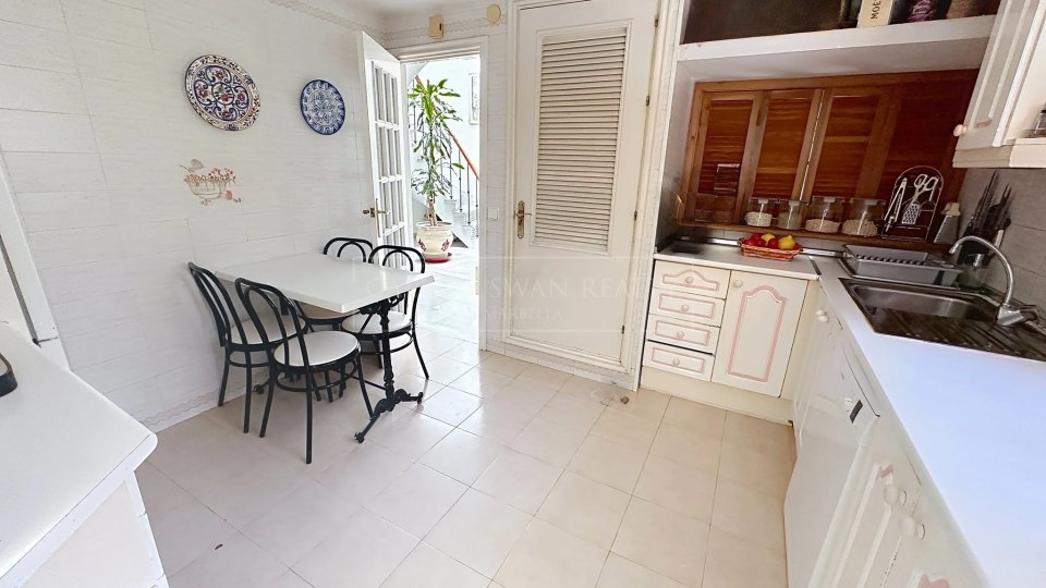 Nueva Andalucia, Charming Andalusian three-bedroom Villa with Private Pool and Garden in Prime Nueva Andalucía Location