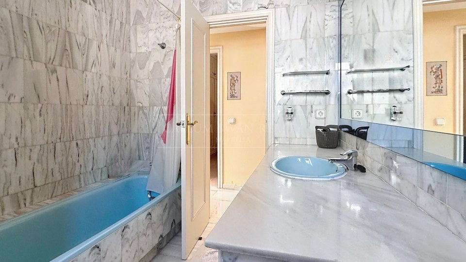 Nueva Andalucia, Charming Andalusian three-bedroom Villa with Private Pool and Garden in Prime Nueva Andalucía Location