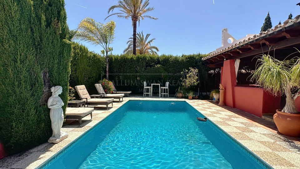 Nueva Andalucia, Charming Andalusian three-bedroom Villa with Private Pool and Garden in Prime Nueva Andalucía Location