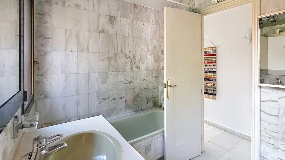 Nueva Andalucia, Charming Andalusian three-bedroom Villa with Private Pool and Garden in Prime Nueva Andalucía Location