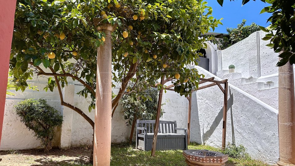 Nueva Andalucia, Charming Andalusian three-bedroom Villa with Private Pool and Garden in Prime Nueva Andalucía Location