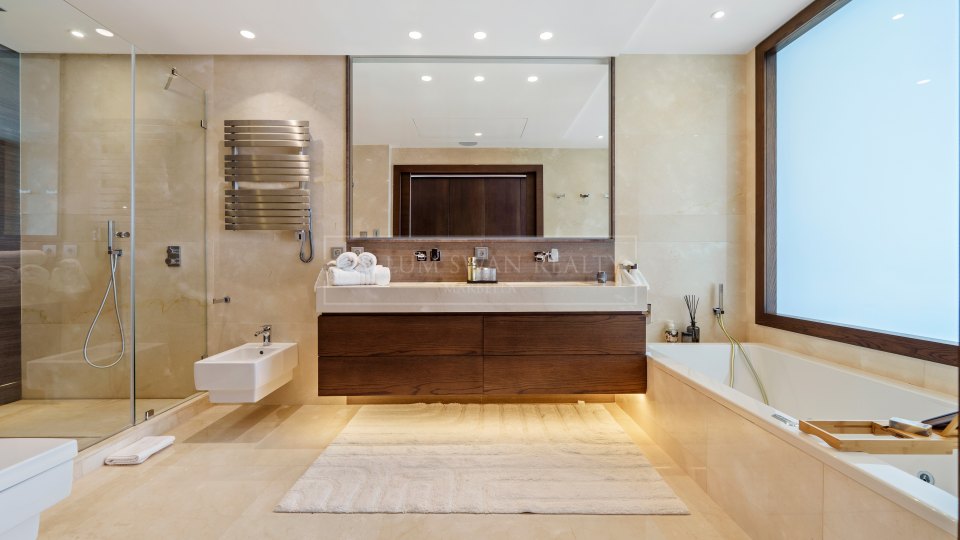 Marbella Golden Mile, Spacious Ground Floor Duplex with Sea Views in Reserva de Sierra Blanca