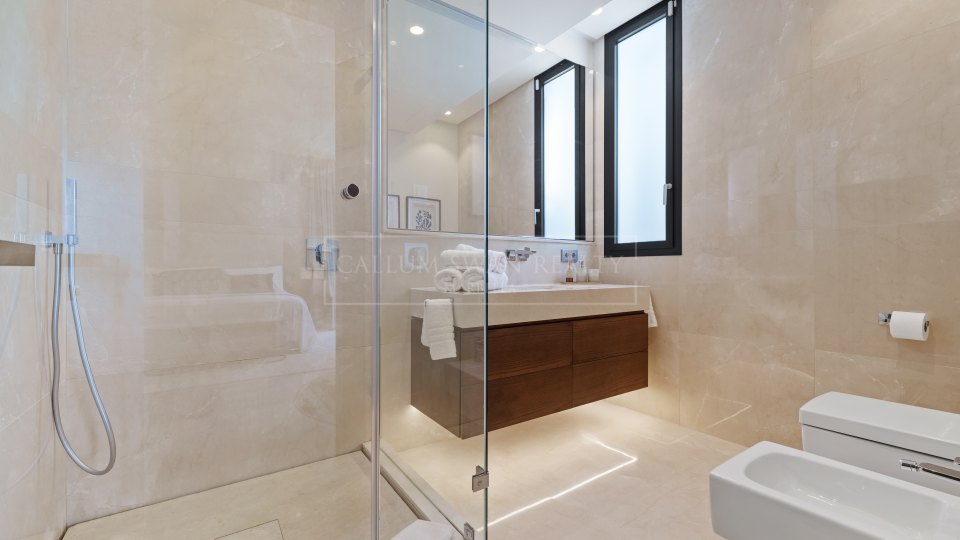 Marbella Golden Mile, Spacious Ground Floor Duplex with Sea Views in Reserva de Sierra Blanca