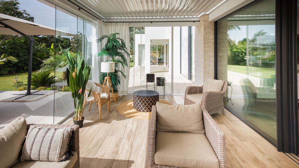 Estepona, Casa contemporánea de siete dormitorios en venta en El Paraíso, Estepona Este