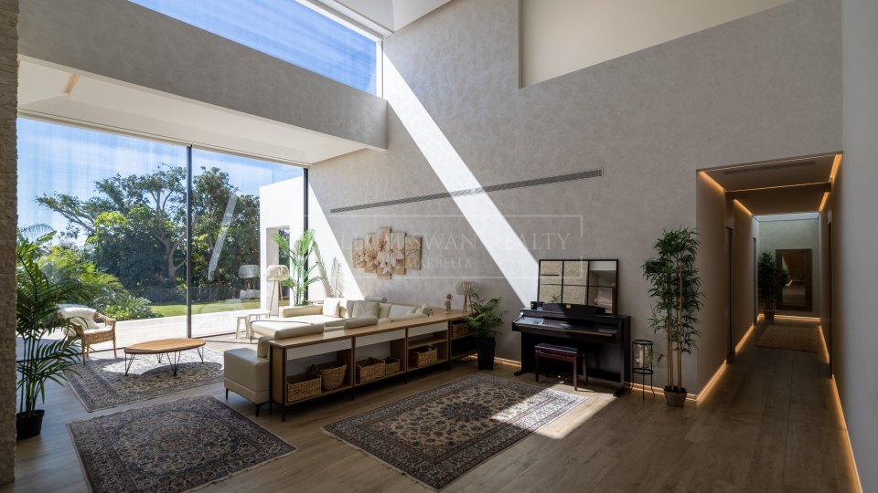 Estepona, Casa contemporánea de siete dormitorios en venta en El Paraíso, Estepona Este