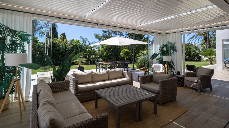 Estepona, Casa contemporánea de siete dormitorios en venta en El Paraíso, Estepona Este