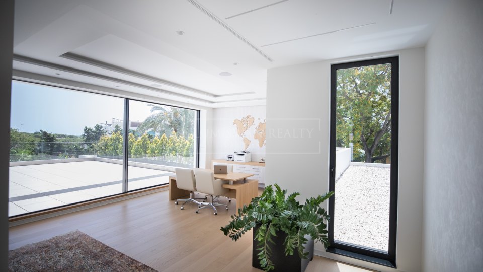 Estepona, Casa contemporánea de siete dormitorios en venta en El Paraíso, Estepona Este