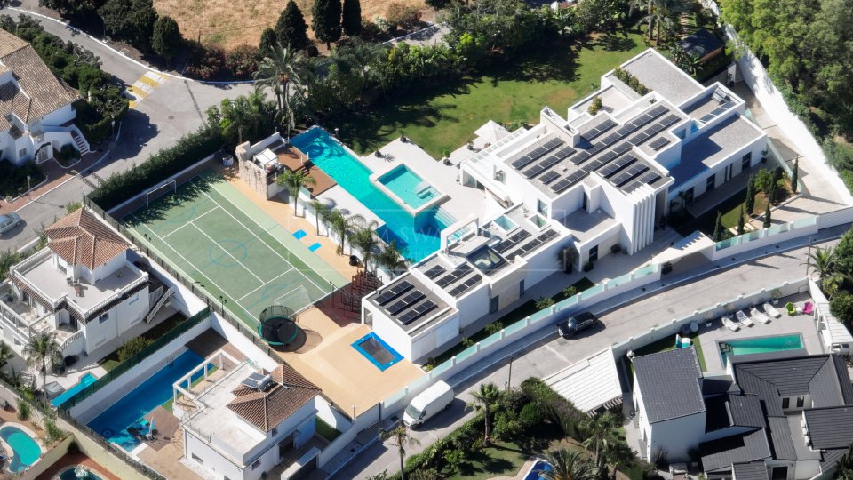 Estepona, Casa contemporánea de siete dormitorios en venta en El Paraíso, Estepona Este