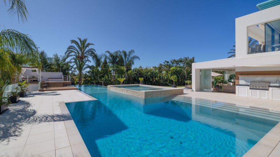 Estepona, Casa contemporánea de siete dormitorios en venta en El Paraíso, Estepona Este
