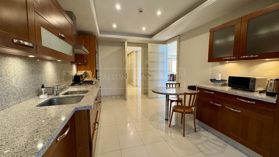 Marbella Golden Mile, Three-Bedroom Apartment in La Trinidad with Sea Views on Marbella’s Golden Mile