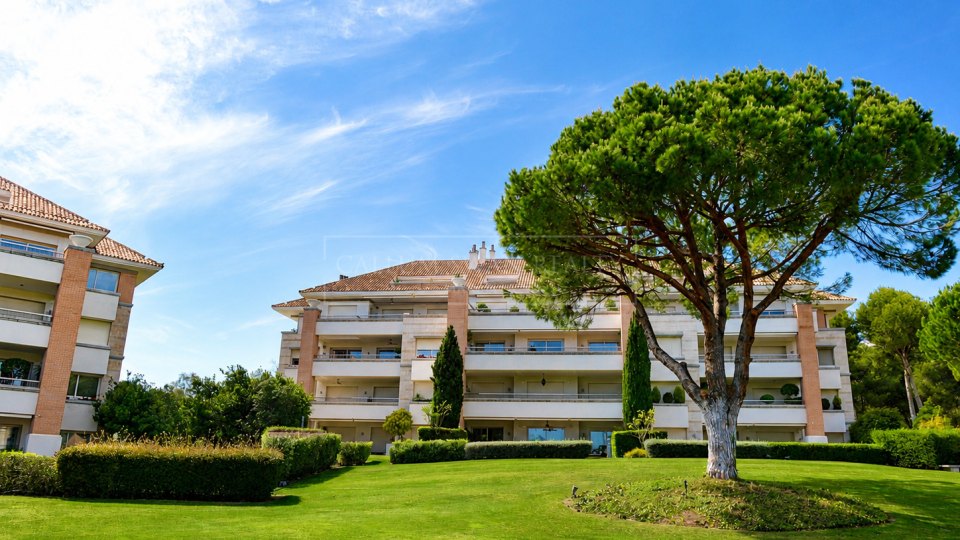 Marbella Golden Mile, Apartamento de tres dormitorios en La Trinidad con vistas al mar en la Milla de Oro de Marbella