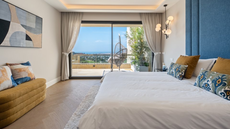 Nueva Andalucia, Penthouse duplex cinq chambres avec vue sur la mer à Los Arrayanes, Nueva Andalucía