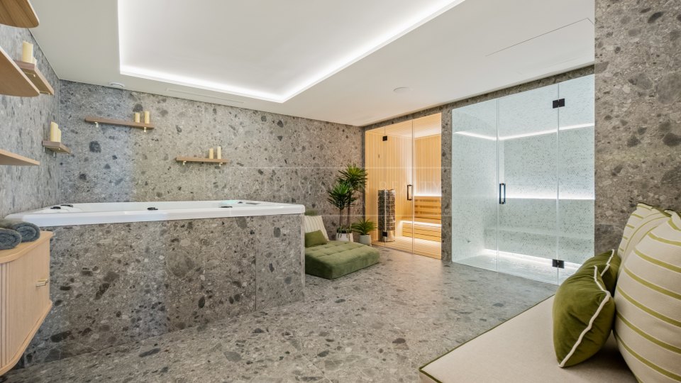 Nueva Andalucia, Penthouse duplex cinq chambres avec vue sur la mer à Los Arrayanes, Nueva Andalucía