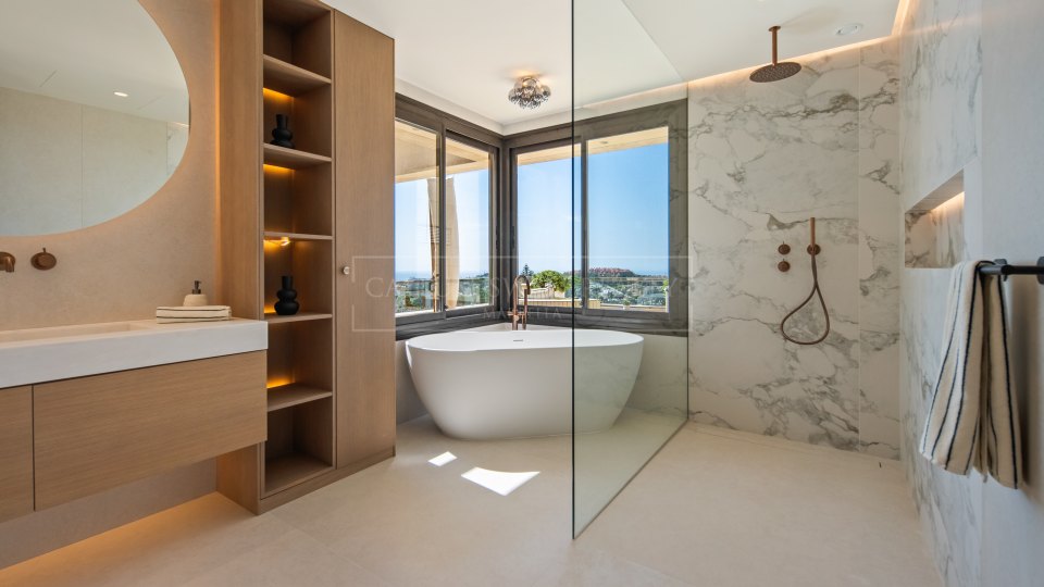 Nueva Andalucia, Penthouse duplex cinq chambres avec vue sur la mer à Los Arrayanes, Nueva Andalucía