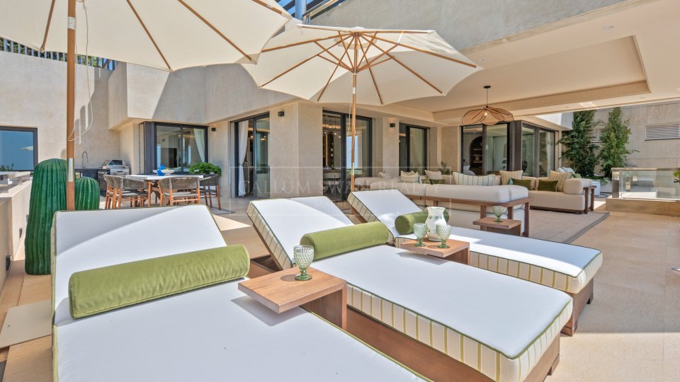 Nueva Andalucia, Penthouse duplex cinq chambres avec vue sur la mer à Los Arrayanes, Nueva Andalucía