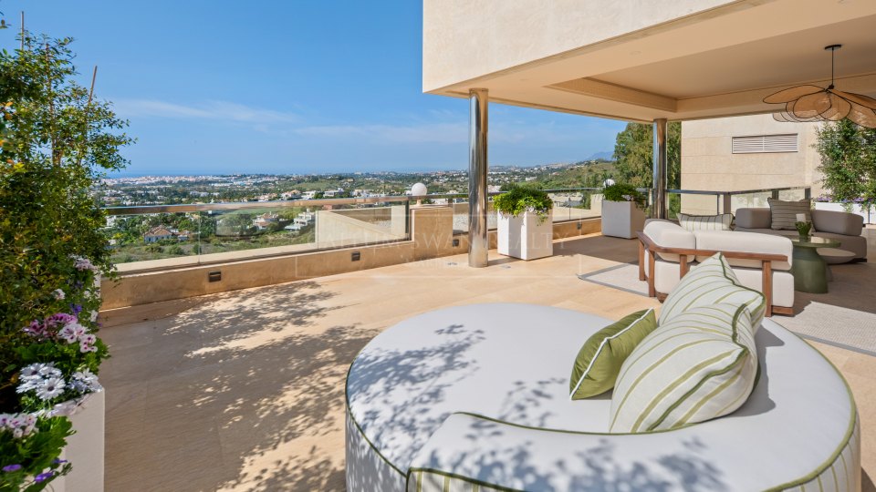 Nueva Andalucia, Penthouse duplex cinq chambres avec vue sur la mer à Los Arrayanes, Nueva Andalucía
