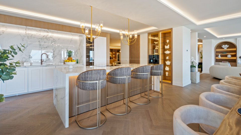 Nueva Andalucia, Penthouse duplex cinq chambres avec vue sur la mer à Los Arrayanes, Nueva Andalucía