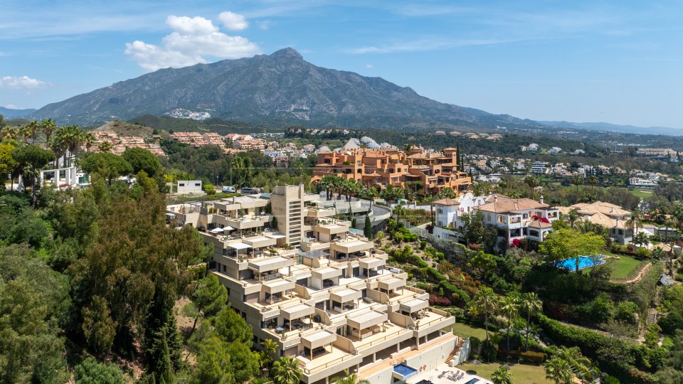Nueva Andalucia, Penthouse duplex cinq chambres avec vue sur la mer à Los Arrayanes, Nueva Andalucía