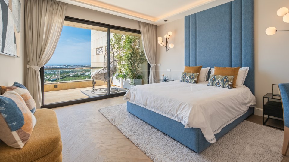Nueva Andalucia, Penthouse duplex cinq chambres avec vue sur la mer à Los Arrayanes, Nueva Andalucía