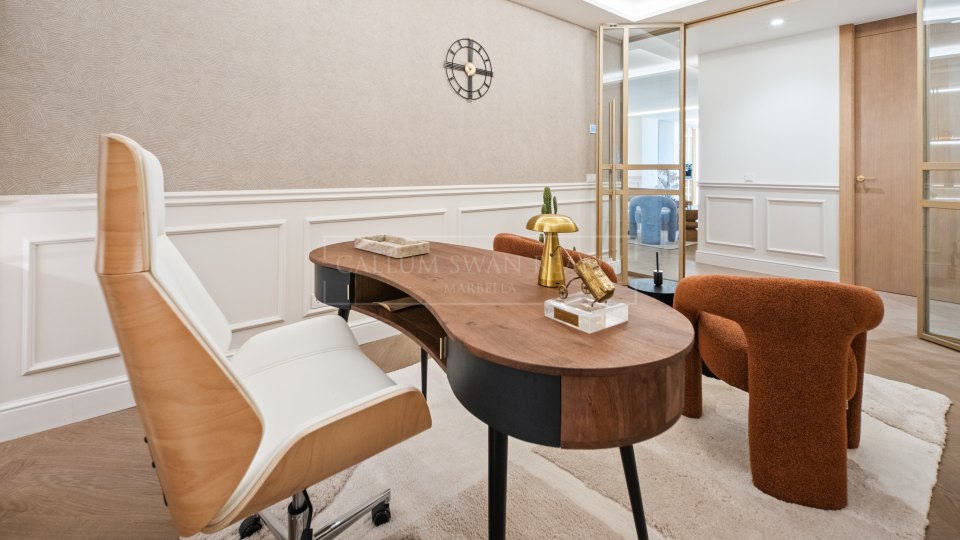 Nueva Andalucia, Penthouse duplex cinq chambres avec vue sur la mer à Los Arrayanes, Nueva Andalucía