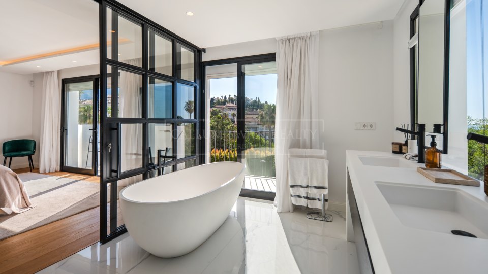 Nueva Andalucia, Villa rénovée de cinq chambres à Los Naranjos Hill Club, Nueva Andalucía